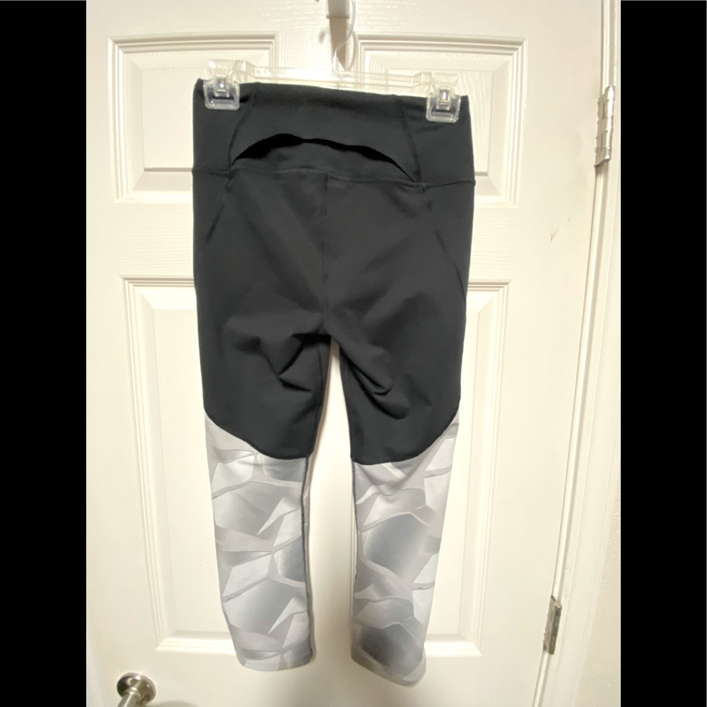Under Armour Black and Grey Pattern Legging Medium